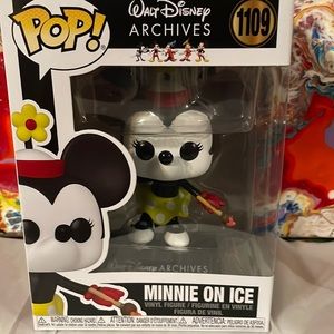 Minnie On Ice Vinyl Figure New